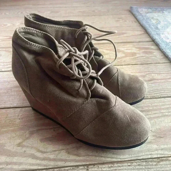 unr8ted Shoes - Unr8ted wedged ankle bootie size 8
